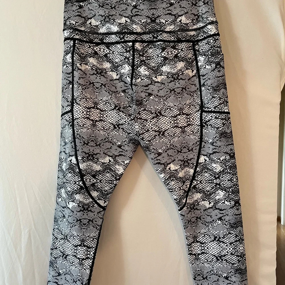Zyia‎ Black and White Capri Leggings size 8-10